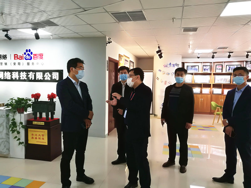 安陽市商務(wù)局副局長張躍勇,攜同天津伍創(chuàng)電子商務(wù)有限公司李富民一行蒞臨安陽青峰網(wǎng)絡(luò)參觀指導(dǎo)?。?>
</a>
</div>
</div>
<div id=